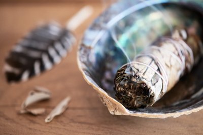 Wunschräucherung & energetische Reinigung Foto: © efoArt.jpeg @ AdobeStock